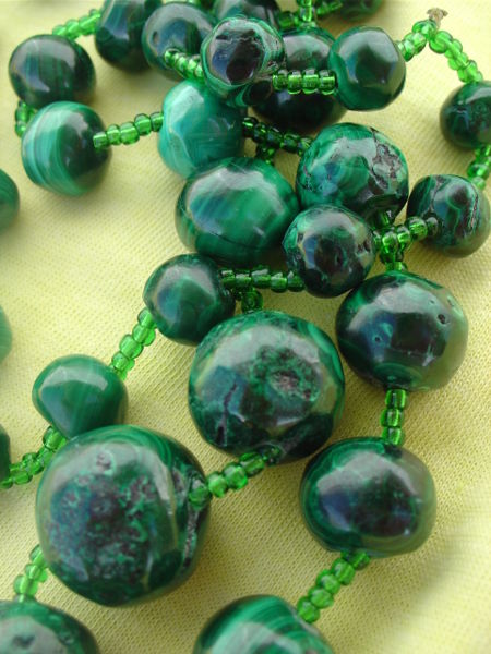 450px-Malachite_bead_necklace