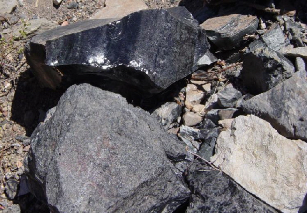 Different_rocks_at_Panum_Crater-750px